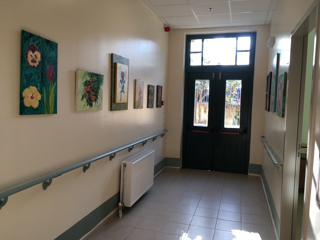 Ένας διάδρομος γεμάτος πίνακες στις νέες εγκαταστάσεις της Μονάδας Φροντίδας Ηλικιωμένων Ληξουρίου στην Κεφαλονιά