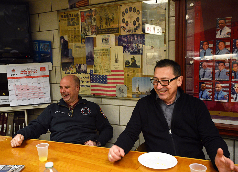 Ο Αντρέας Δρακόπουλος, Πρόεδρος του Ιδρύματος Σταύρος Νιάρχος, κάθεται μαζί με ένα άλλο άντρα σε ένα τραπέζι και γελάνε 