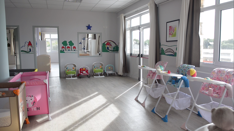 Φωτογραφία από ένα μωρουδιακό δωμάτιο στο οποίο υπάρχουν μωρουδιακές κούνιες και παιδικά καθισματάκια 