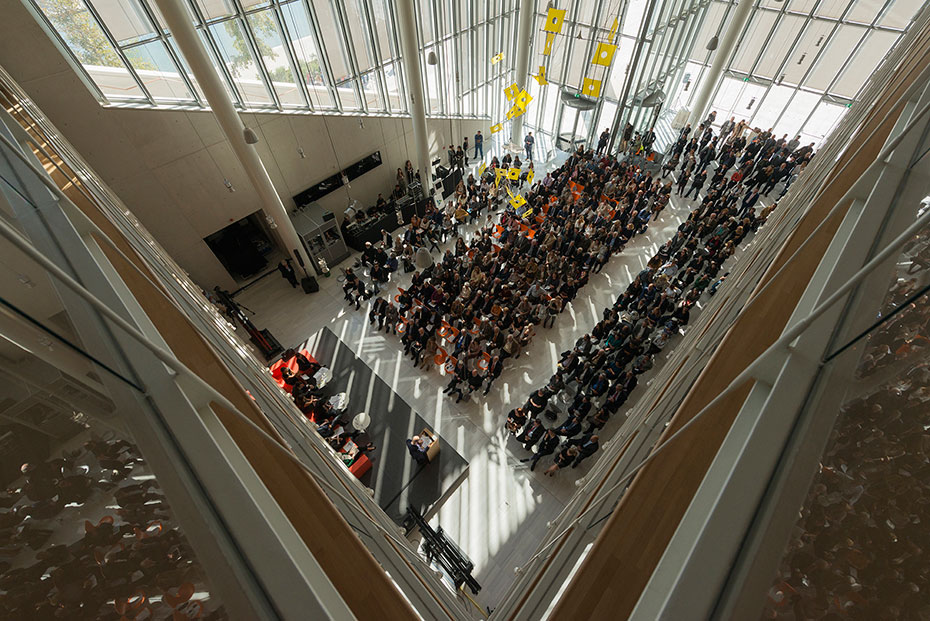 Μια άποψη από την κορυφή του κόσμου που έχει συγκεντρωθεί στην Εθνική Βιβλιοθήκη και που κάθεται για να παρακολουθήσει μια παρουσίαση