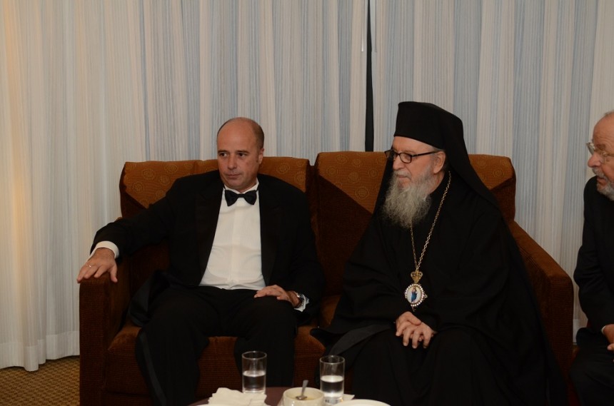 Ο Αντρέας Δρακόπουλος, Πρόεδρος του Ιδρύματος Σταύρος Νιάρχος, κάθεται στον καναπέ με τον Οικουμενικό Πατριάρχη