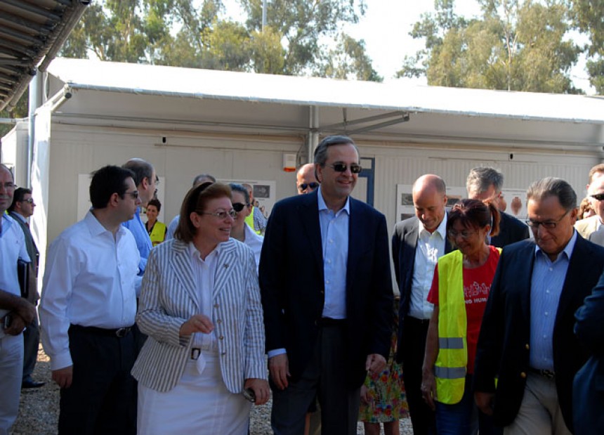 Ο Αντώνης Σαμαράς, πρωθυπουργός της Ελληνικής Δημοκρατίας, περπατά με μια ομάδα ανθρώπων και χαμογελάει