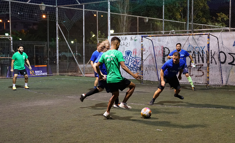 Δύο ομάδες παίζουν ποδόσφαιρο σε ένα γήπεδο 