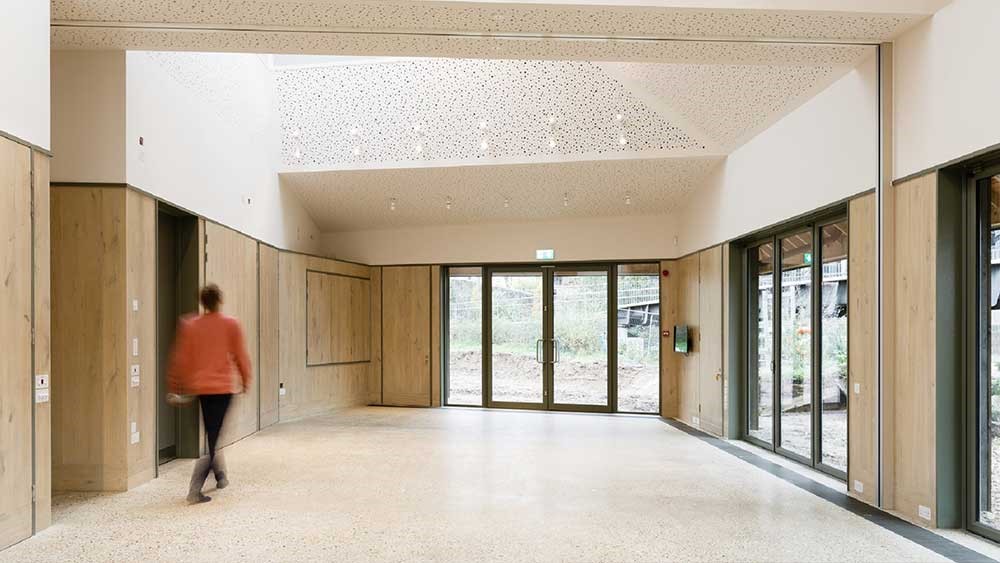 Ένας άντρας περπατά στον κεντρικό χώρο του Κέντρο Επισκεπτών και Εκπαίδευσης Ίδρυμα Σταύρος Νιάρχος 