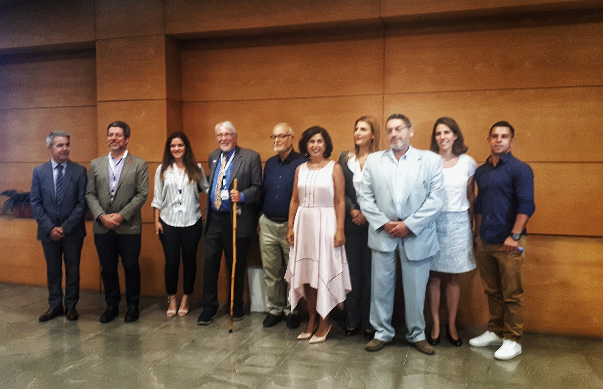 Μια ομάδα ανθρώπων στέκονται όρθιοι για μια αναμνηστική φωτογραφία 