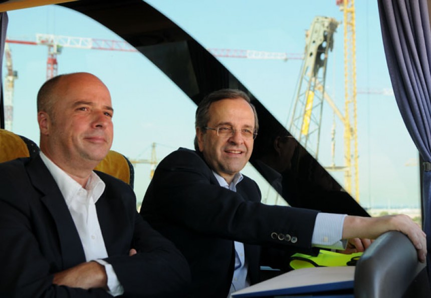 Ο Αντώνης Σαμαράς, πρωθυπουργός της Ελληνικής Δημοκρατίας, και ο Ανδρέας Δρακόπουλος, πρόεδρος του Ιδρύματος Σταύρος Νιάρχος, κάθονται σε λεωφορείο στο εργοτάξιο του Κέντρου Πολιτισμού του Ιδρύματος Σταύρος Νιάρχος