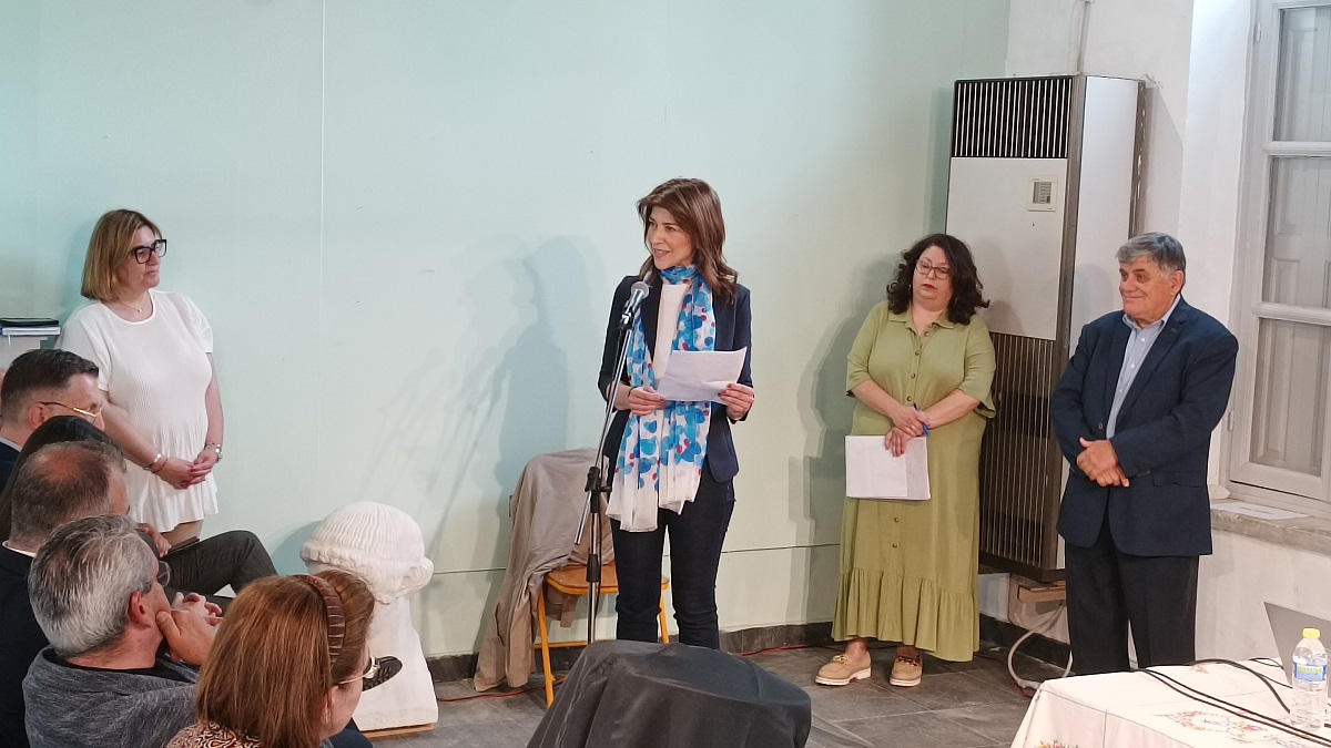 Η Ελίνα Κλαριδοπούλου, εκπρόσωπος του ΙΣΝ, στην παρουσίαση προμελέτης αναβάθμισης και εκσυγχρονισμού του Προπαρασκευαστικού και Επαγγελματικού Σχολείου Καλών Τεχνών Πανόρμου Τήνου στο Πνευματικό Κέντρο Πανόρμου