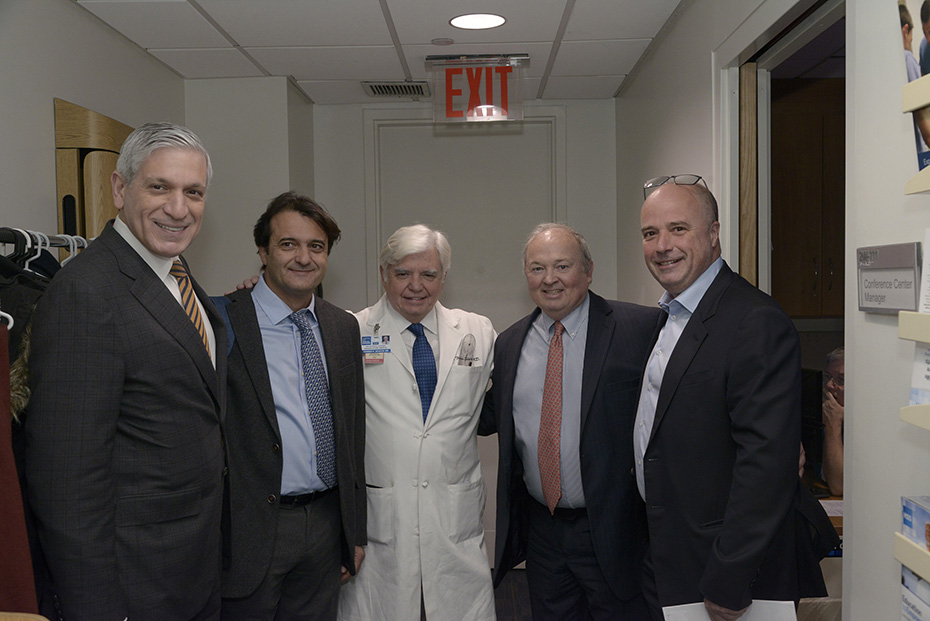 Ο Ανδρέας Δρακόπουλος, πρόεδρος του Ιδρύματος Σταύρος Νιάρχος, με γιατρούς και εκπροσώπους του Hospital for Special Surgery 
