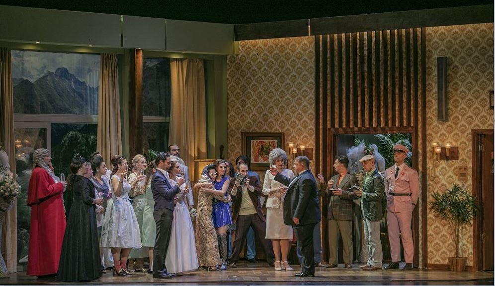 Σκηνή από το έργο La Nosse de Figaro, όπου οι ηθοποιοί υψώνουν τα ποτήρια τους κατά τη διάρκεια μιας πρόποσης, στη σκηνή της Εθνικής Λυρικής Σκηνής