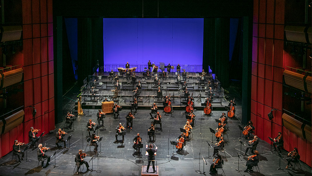 Mια ορχήστρα στη σκηνή της Εθνικής Λυρικής Σκηνής