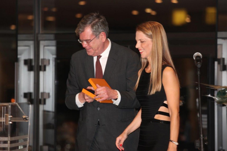 Ένας άντρας και μια γυναίκα στη σκηνή χαμογελούν