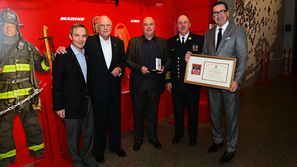 Ο Αντρέας Δρακόπουλος, Πρόεδρος του Ιδρύματος Σταύρος Νιάρχος, μαζί με επίτημα μέλη του Πυροσβεστικού Σώματος της Νέας Υόρκης στέκονται για μια αναμνηστική φωτογραφία 