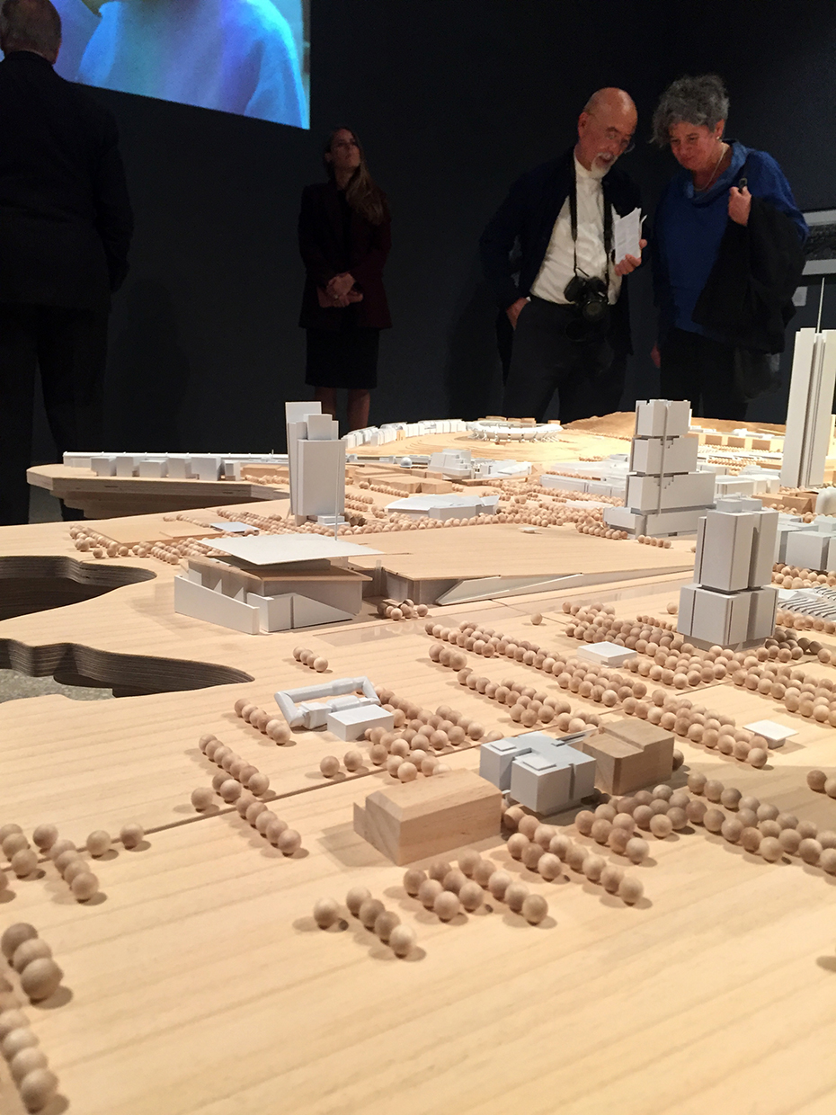 Κοντινή φωτογραφία από μια μεγάλη ακανόνιστη μακέτα πάνω στην οποία παρουσιάζονται διαφόρων ειδών κτήρια 