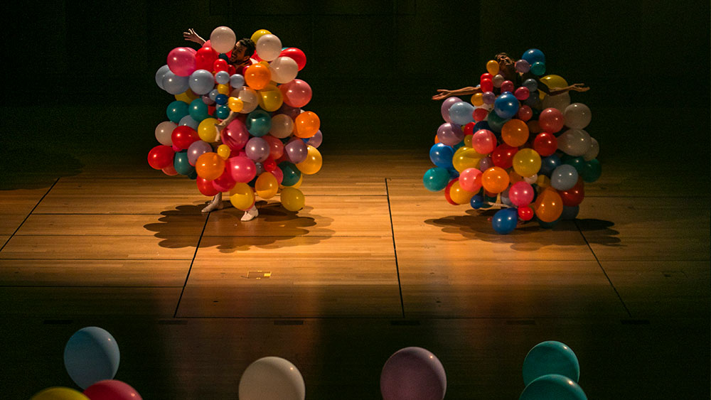 Ένας άνδρας και μια γυναίκα καλυμμένοι με μπαλόνια στην Εναλλακτική Σκηνή της Ελληνικής Λυρικής Σκηνής