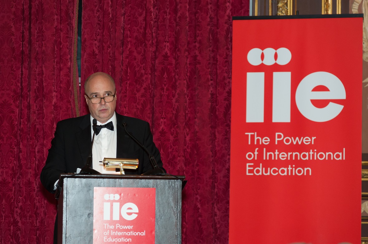 Ο Αντρέας Δρακόπουλος, Πρόεδρος του Ιδρύματος Σταύρος Νιάρχος, μιλάει στο βήμα του iie The Power of International Education