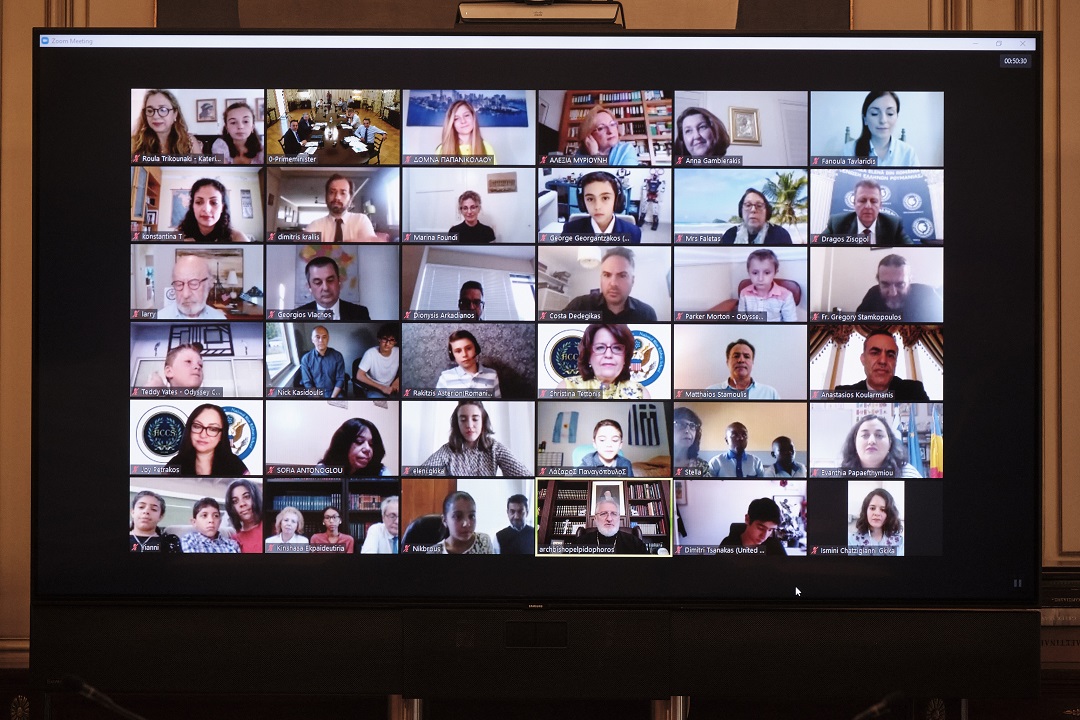 Φωτογραφία με πολλά πρόσωπα που συμμετέχουν σε μία τηλεδιάσκεψη