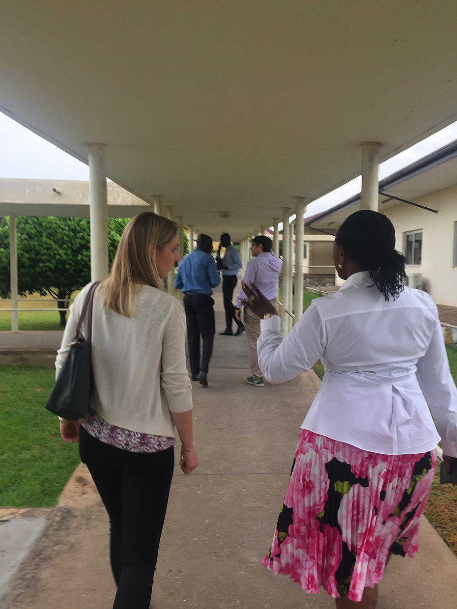 Μέλη του Ιδρύματος Σταύρος Νιάρχος περπατούν με ανθρώπους με τους οποίους συνεργάζονται στη Γκάνα