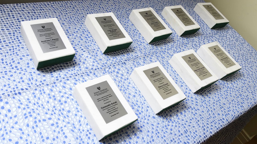 Ένα ψηφιδωτό τραπέζι στο οποίο έχουν τοποθετηθεί τα τιμητικά βραβεία από έχουν αποδοθεί στο Πανεπιστήμιο Johns Hopkins