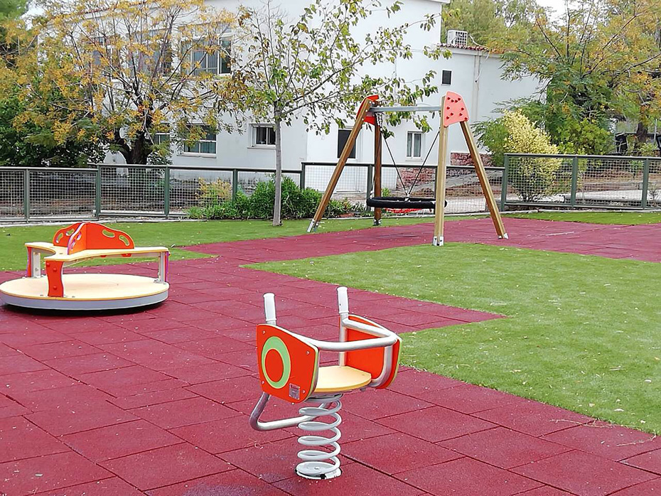 Μια παιδική χαρά με κούνιες και άλλες παιχνιδοκατασκευές