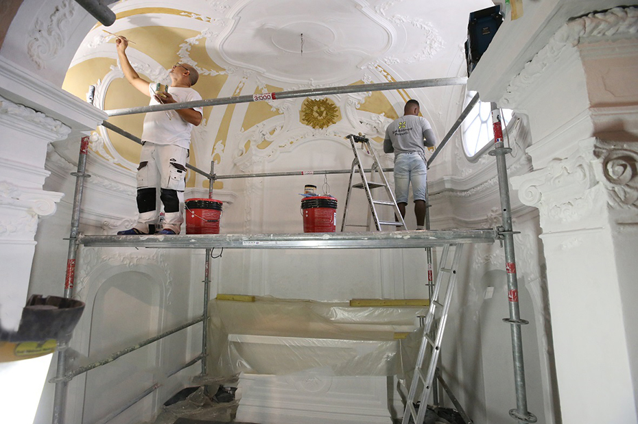 Δύο οικοδόμοι βάφουν το εσωτερικό του πολιτιστικού κέντρου La Providence και του Théâtre de La Semeuse