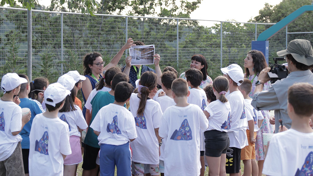 Πλήθος μαθητών παρατηρούν τις φωτογραφίες που τους δείχνουν οι υπεύθυνοι του Vamvakou Experience Festival 2022