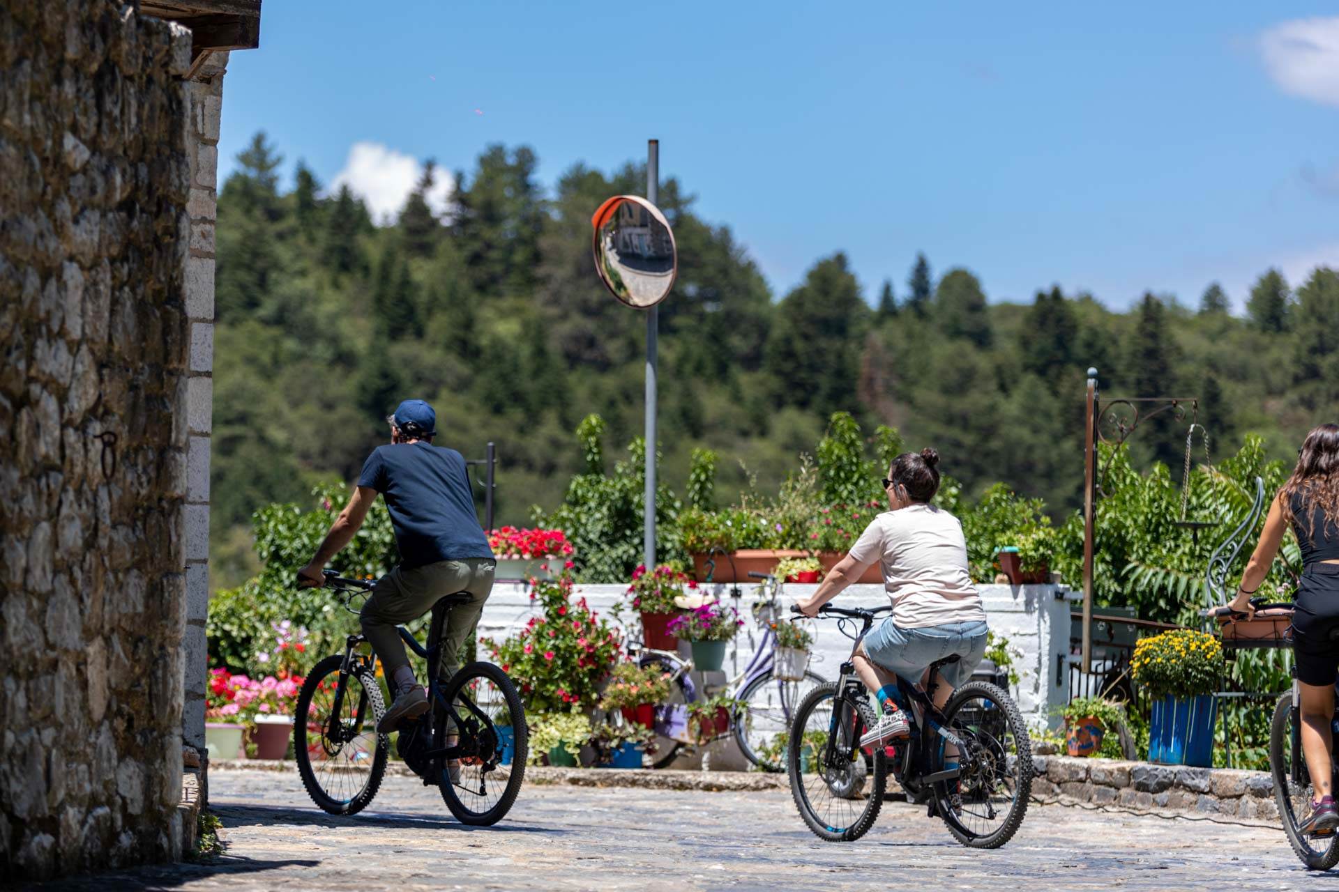 Δύο άτομα που κάνουν ποδήλατο στο χωριό.