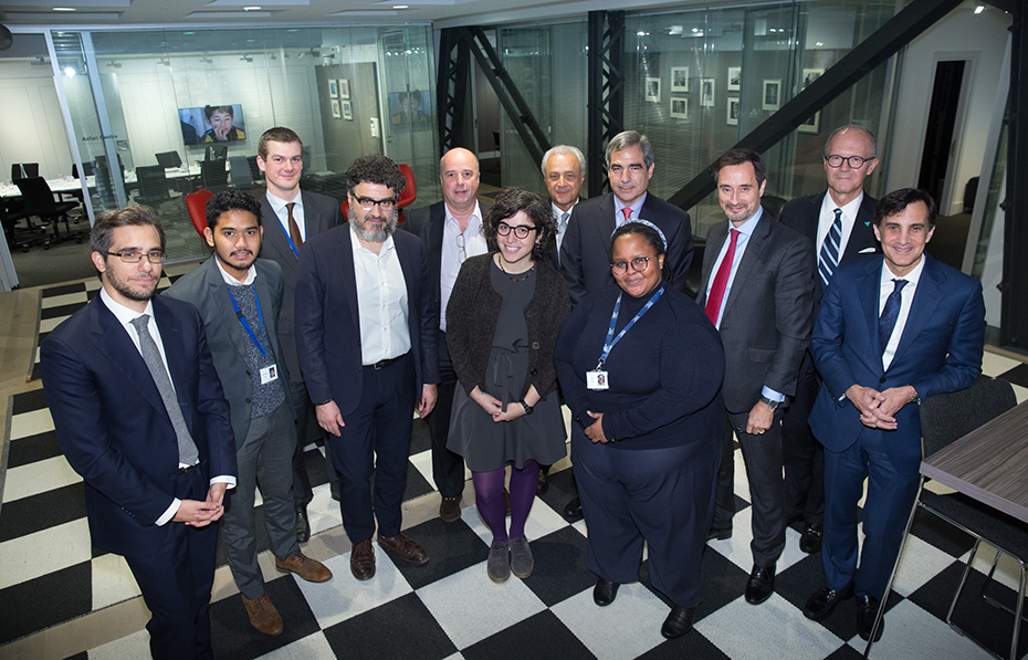 Ο Ανδρέας Δρακόπουλος, πρόεδρος του Ιδρύματος Σταύρος Νιάρχος, στέκεται με άλλους συμμετέχοντες στο πάνελ του Chatham House