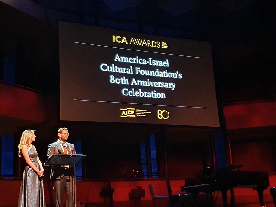 Ένας άνδρας και μια γυναίκα στη σκηνή του εορτασμού της 80ής επετείου του Πολιτιστικού Ιδρύματος Αμερικής-Ισραήλ