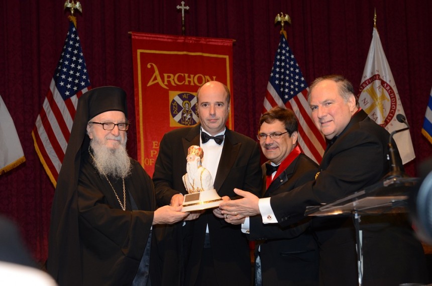 Ο Αντρέας Δρακόπουλος, Πρόεδρος του Ιδρύματος Σταύρος Νιάρχος, κρατά ένα δώρο τιμής μαζί με τον Οικουμενικό Πατριάρχη και με άλλα μέλη του Οικουμενικού Πατριαρχίου και στέκονται για μια αναμνηστική φωτογραφία