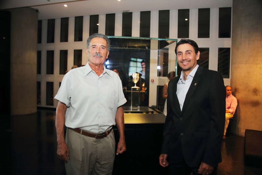 Δύο άντρες στέκονται δίπλα από το κύπελο του Σπύρου Λούη και φωτογραφίζονται