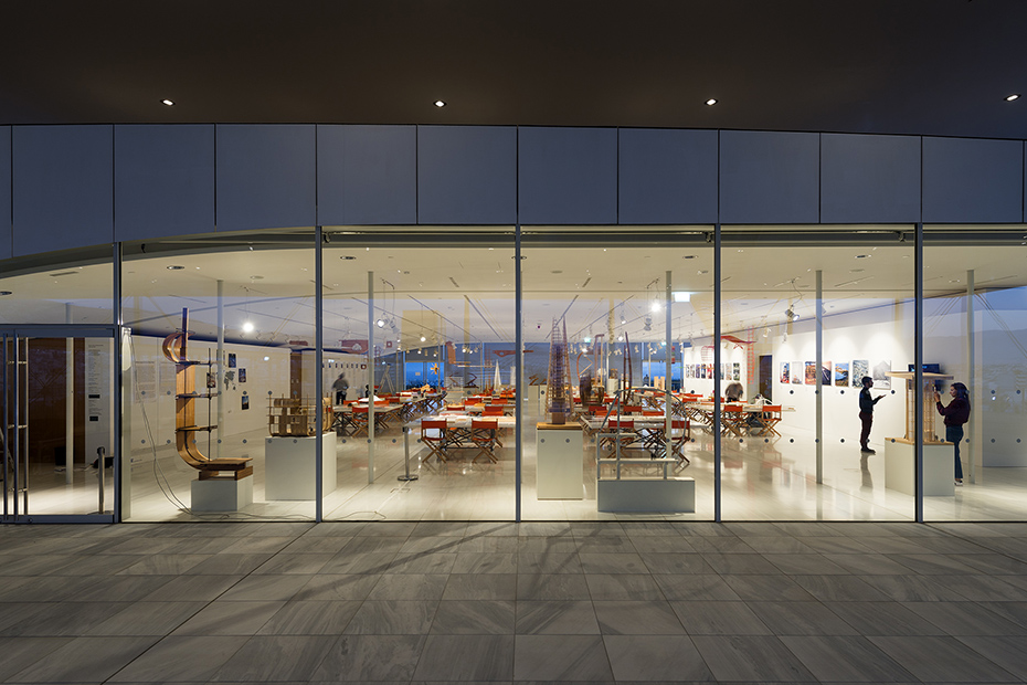 Φωτογραφία δείχνει τον χώρο που υπάρχει μέσα από μια τζαμαρία