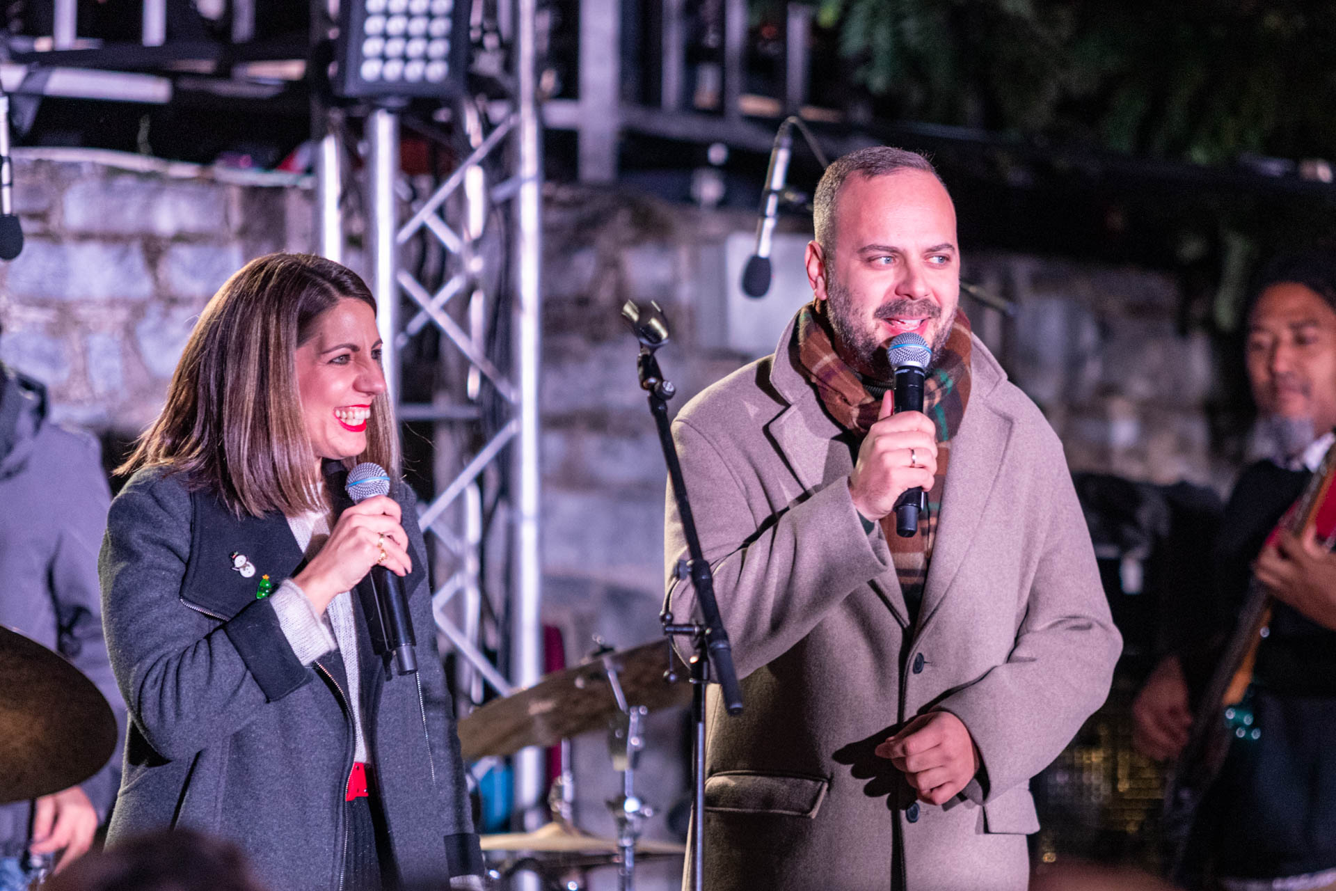 Η Ελένη Μάμη και ο Χάρης Βασιλάκος, μέλη της Vamvakou Revival, μιλούν στη σκηνή.