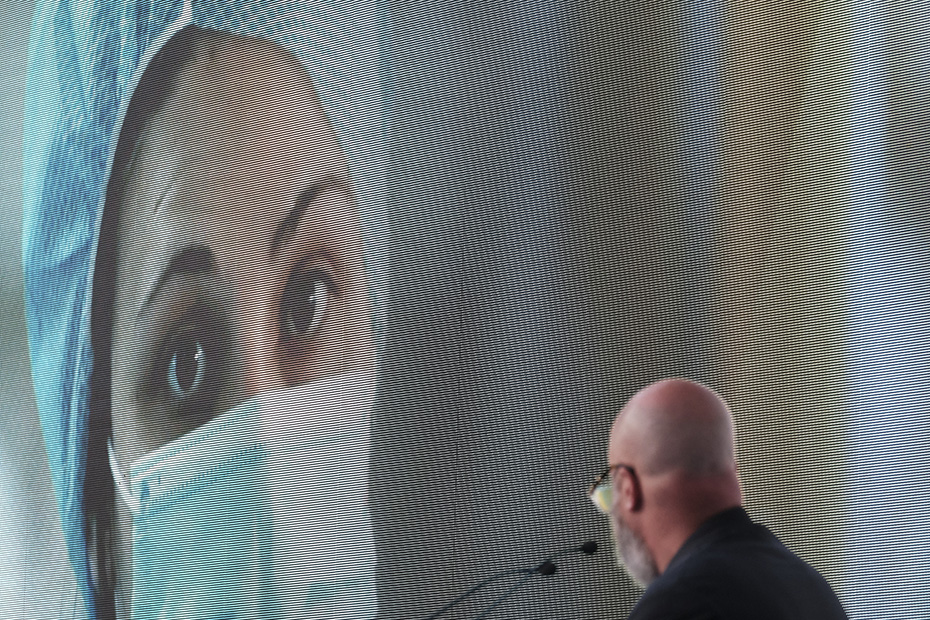 Ο Αντρέας Δρακόπουλος, Πρόεδρος του Ιδρύματος Σταύρος Νιάρχος, είναι στο βήμα και μιλάει μέσω ζωντανής σύνδεσης με μία γυναίκα της πρώτης γραμμής 