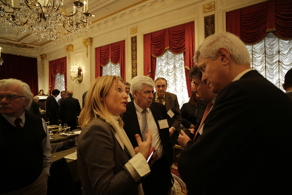 Τα μέλη του ακροατηρίου και οι εκπρόσωποι μιλούν σε κύκλο