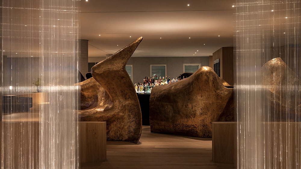 Χρυσά, ογκώδη έργα τέχνης διακοσμούν τον εσωτερικό χώρο εστιατορίου