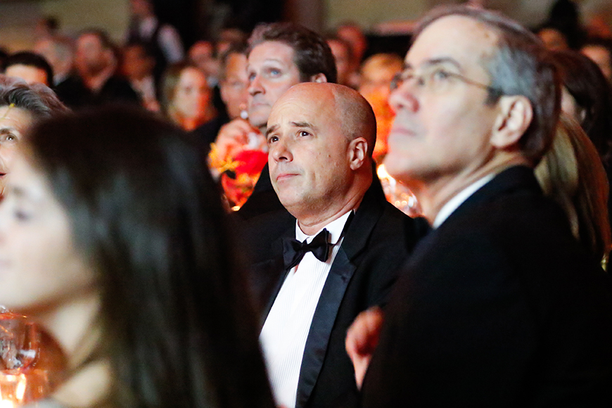 Κοντινή φωτογραφία του Αντρέα Δρακόπουλου, Προέδρου του Ιδρύματος Σταύρος Νιάρχος, ο οποίος κάθεται και παρακολουθεί μια ομιλία