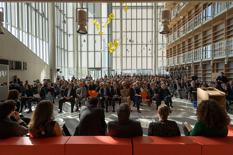 Άποψη του κοινού που συγκεντρώθηκε στην Εθνική Βιβλιοθήκη από τη σκηνή