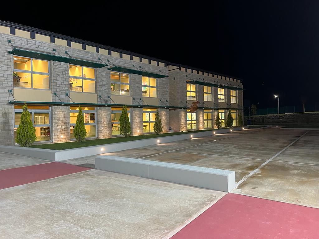 Εξωτερική όψη του σχολείου το βράδυ με φωτισμένο το εσωτερικό του κτηρίου