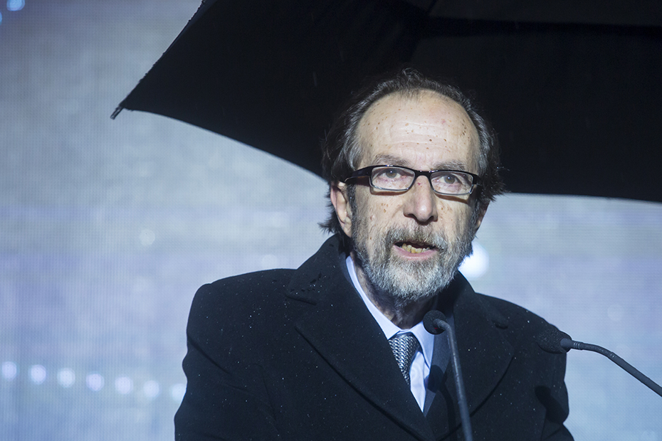 Ένας άνδρας που κρατάει ομπρέλα δίνει ομιλία στο Κέντρο Πολιτισμού Ίδρυμα Σταύρος Νιάρχος