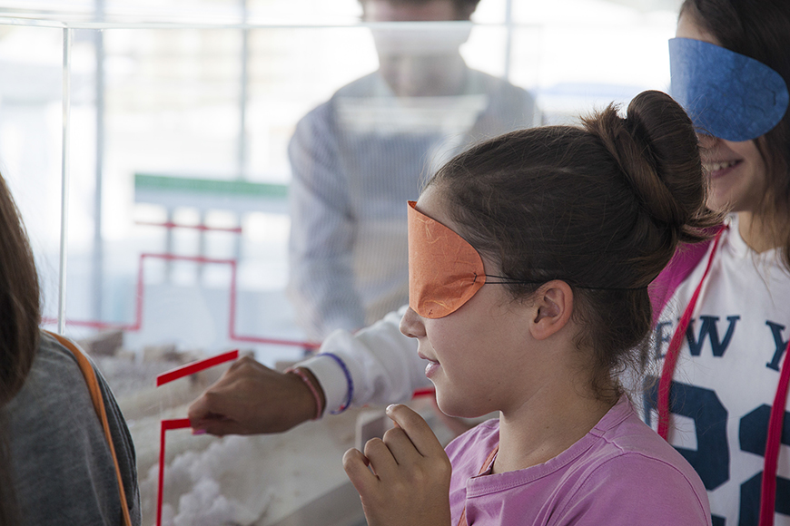 Κοντινή φωτογραφία από ένα κοριτσάκι το οποίο έχει κλείσει τα μάτια του με ένα μαντίλι 