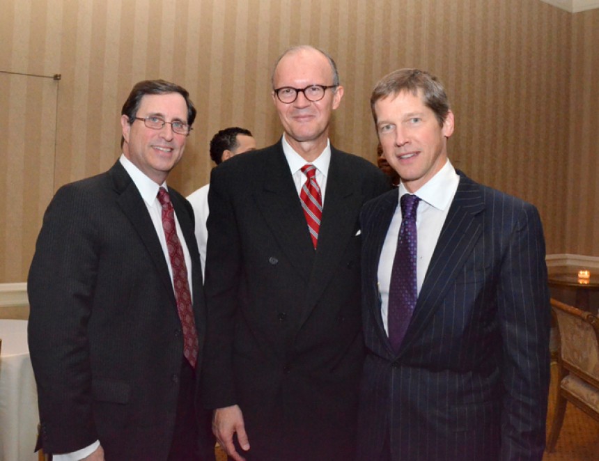 Τρεις άντρες στέκονται για μια αναμνηστική φωτογραφία