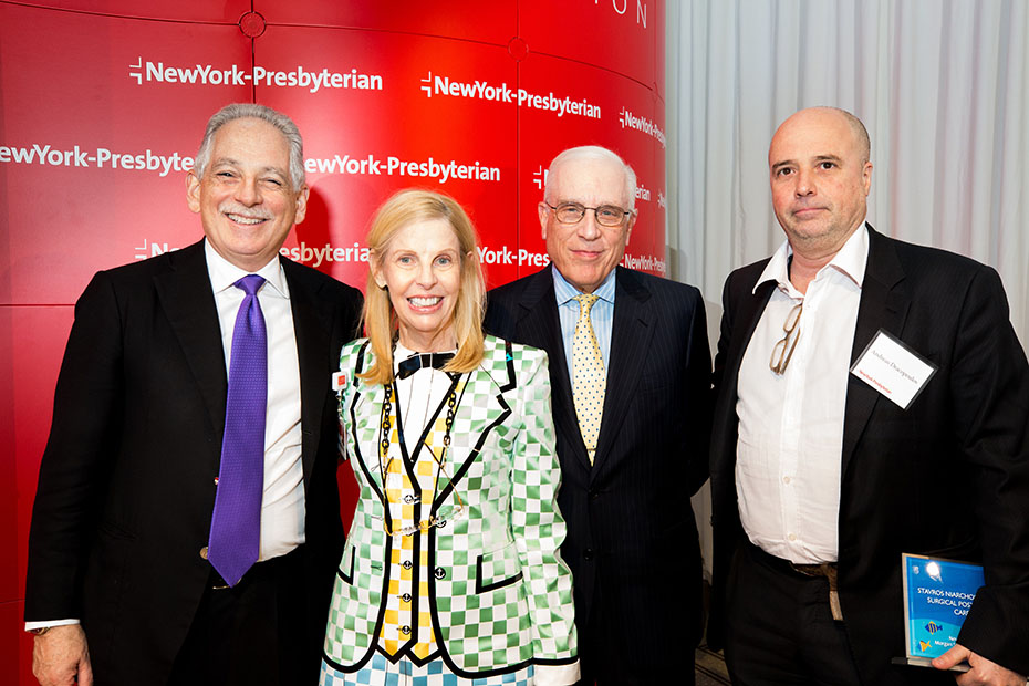 Ο Ανδρέας Δρακόπουλος με τρεις εκπροσώπους του νοσοκομείου New York-Presbyterian