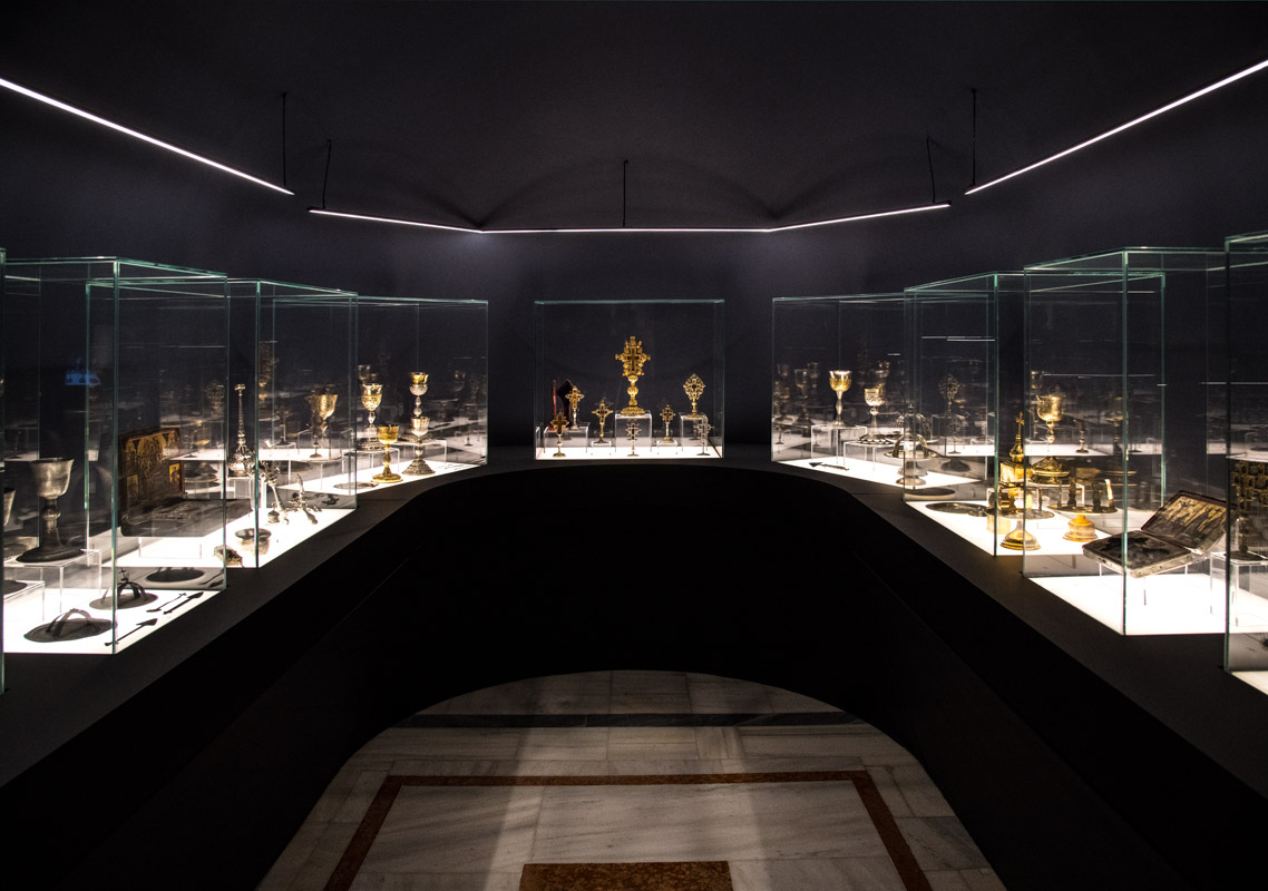 Συλλογή Κειμηλίων που εκτίθενται σε γυαλί στον Ιερό Καθεδρικό Ναό της Μητρόπολης Αθηνών