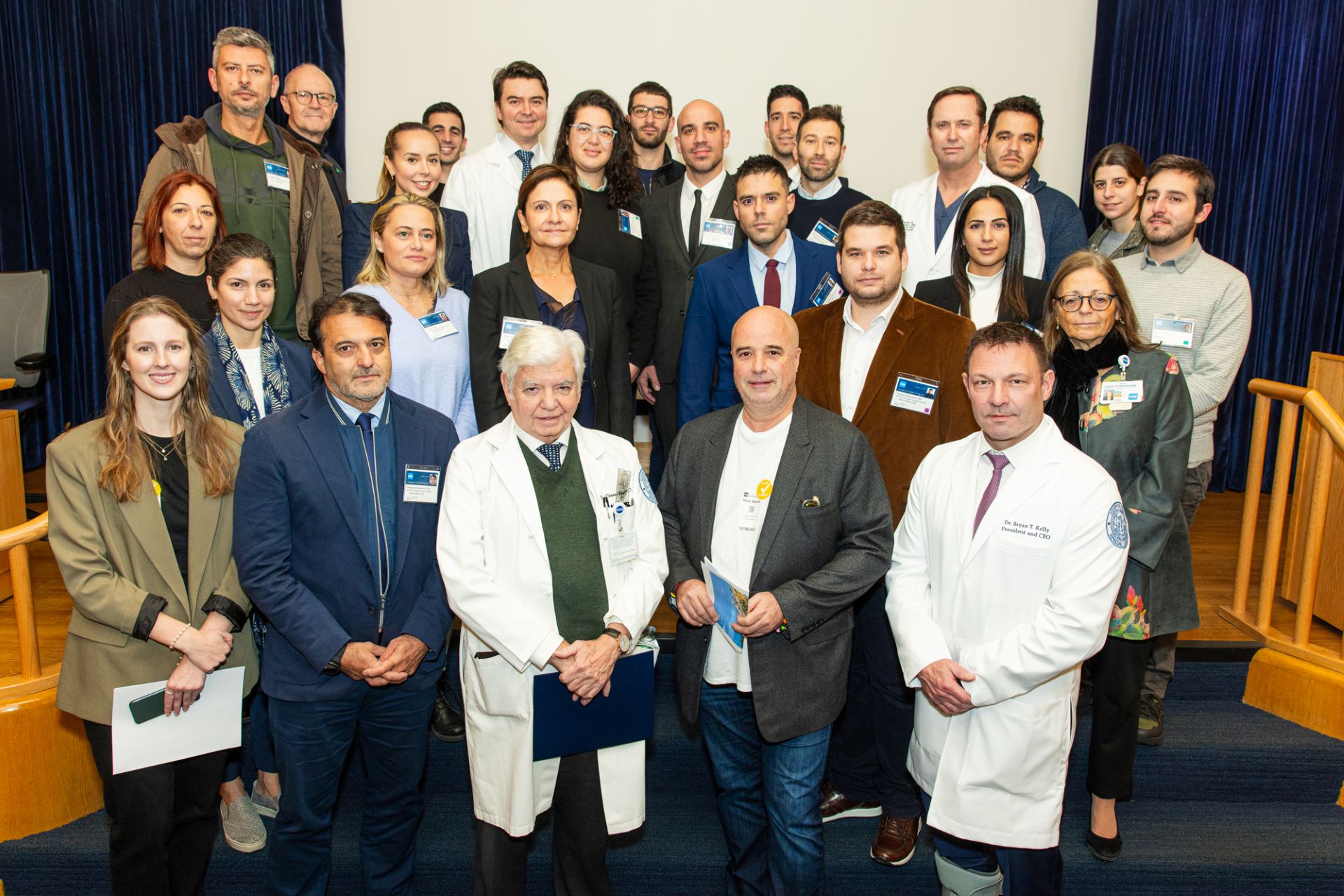 Ο Ανδρέας Δρακόπουλος, πρόεδρος του Ιδρύματος Σταύρος Νιάρχος, και άλλοι εκπρόσωποι του Ιδρύματος Σταύρος Νιάρχος, στέκονται για μια ομαδική φωτογραφία με ορθοπεδικούς χειρουργούς και νοσηλευτές.