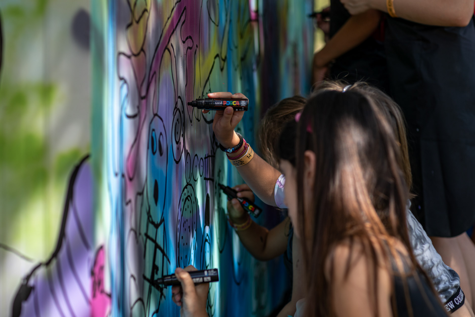 Νεαρά κορίτσια ζωγραφίζουν στον τοίχο 