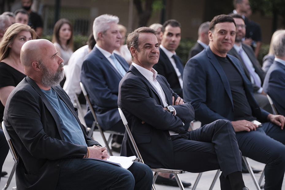 Ο Αντρέας Δρακόπουλος, Πρόεδρος του Ιδρύματος Σταύρος Νιάρχος, κάθεται δίπλα στον Κυριάκο Μητσοτάκη, Πρωθυπουργό της χώρας και παρακολουθούν μια ομιλία 