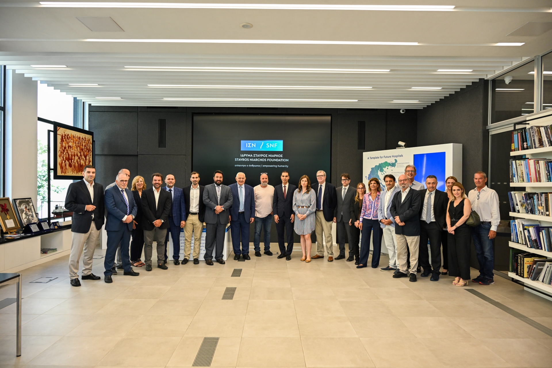 Μέλη του Ιδρύματος Σταύρος Νιάρχος στέκονται για μία ομαδική φωτογραφία 