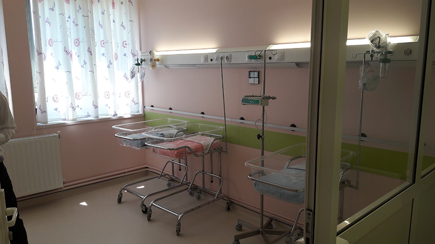 Ένα νοσοκομεικαό δωμάτιο για νεογνά μωράκια το οοίο έχει τρια ειδικά μωρουδιακά κρεβάτια