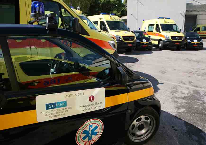 Η πλευρά ενός οχήματος του ΕΚΑΒ που γράφει 