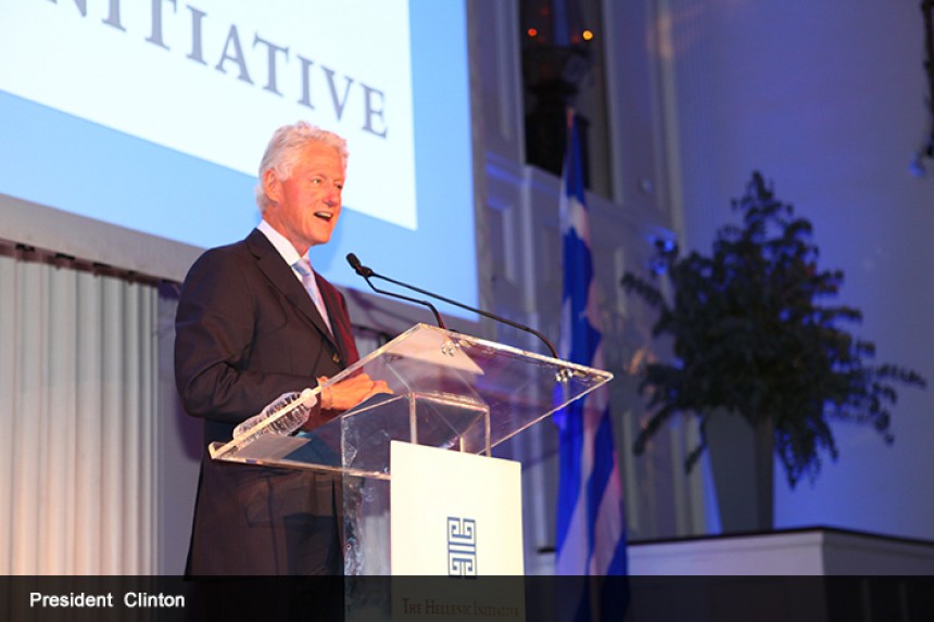 Ένας άντρας μιλάει στο βήμα 